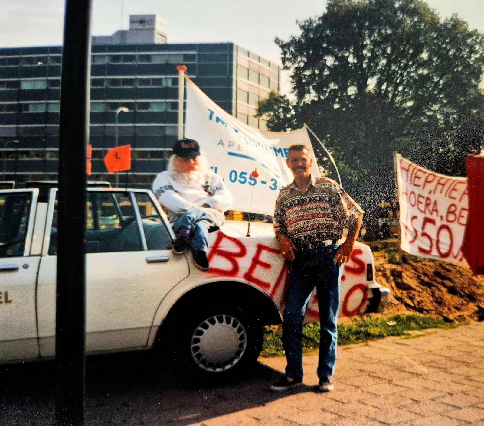Abraham op de oude Chevrolet taxi, 50e verjaardag Ben Sijmons in 1996