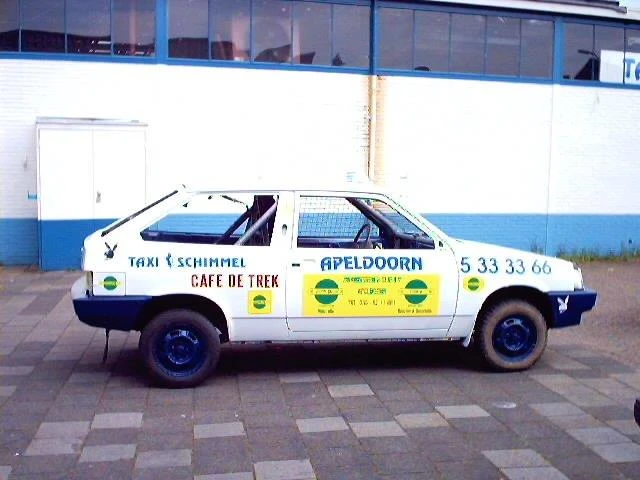 Lada crossauto met taxibord, gebouwd door monteur Andy