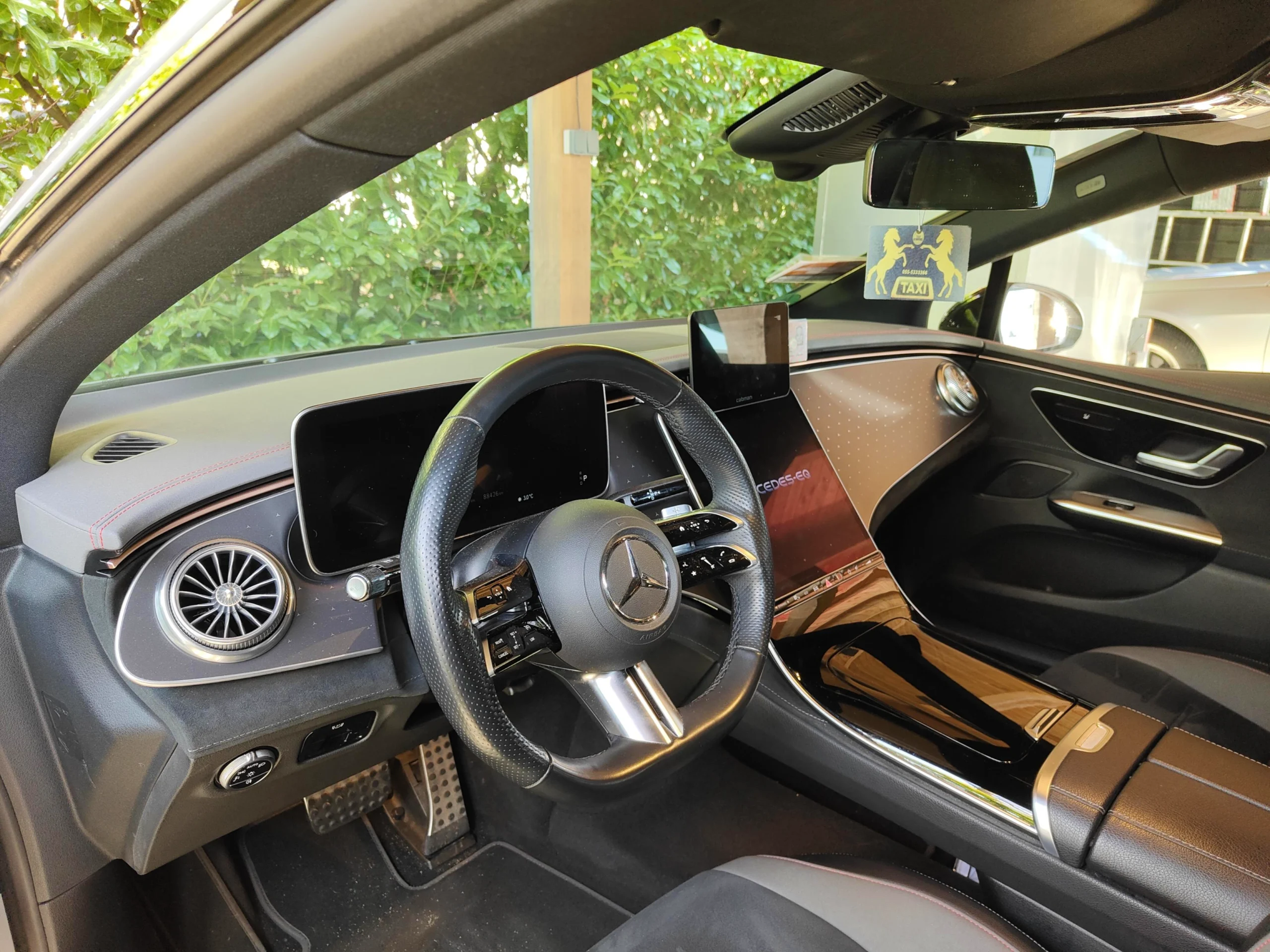 Interieur van de Mercedes EQS taxi van Taxi Schimmel, luxe en comfortabel vervoer