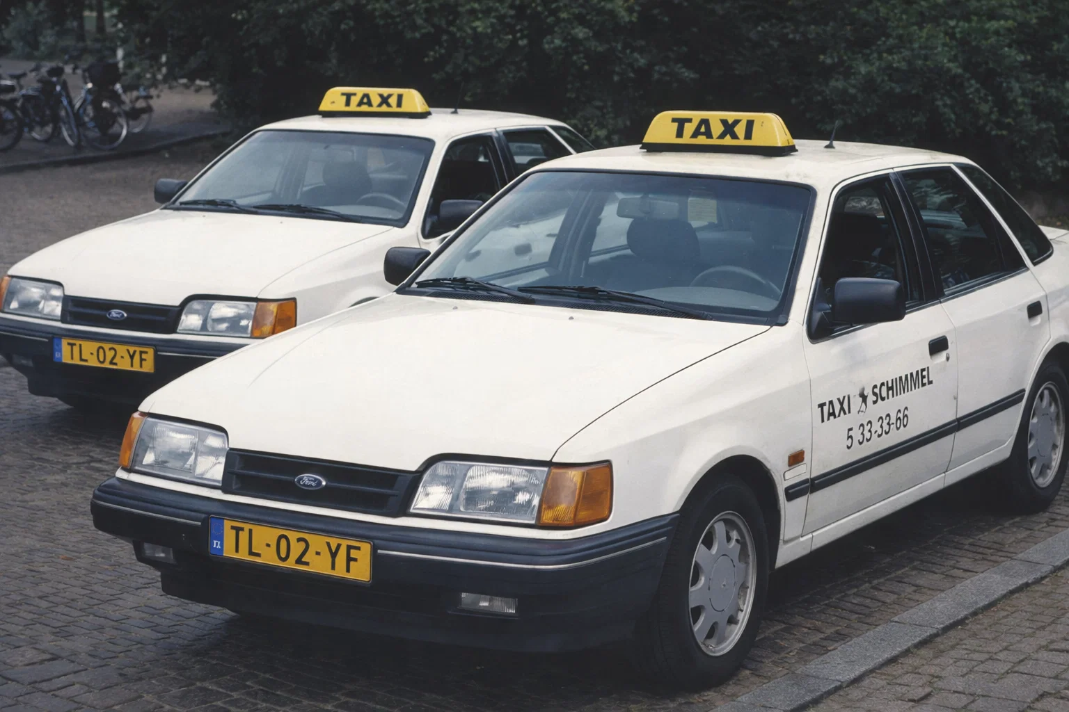 Witte Ford Scorpio taxi's van Taxi Schimmel in de jaren 90